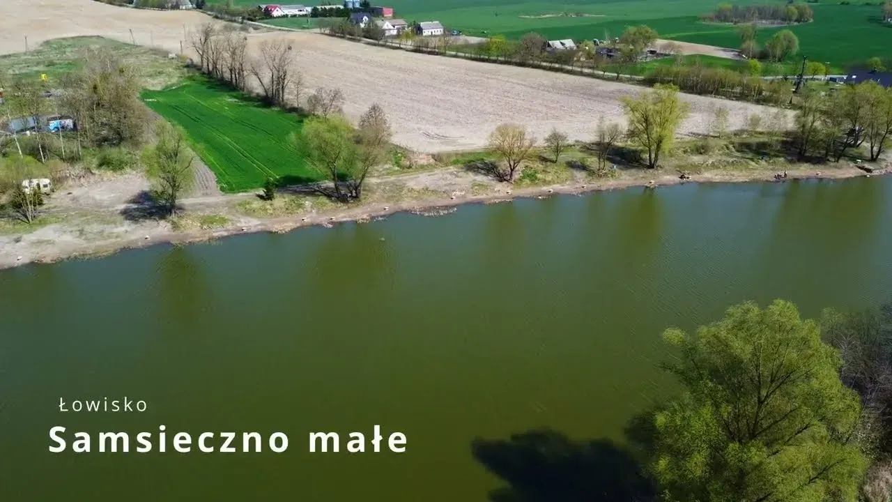 Kadr z filmu: Łowisko Małe Samsieczno widziane z drona