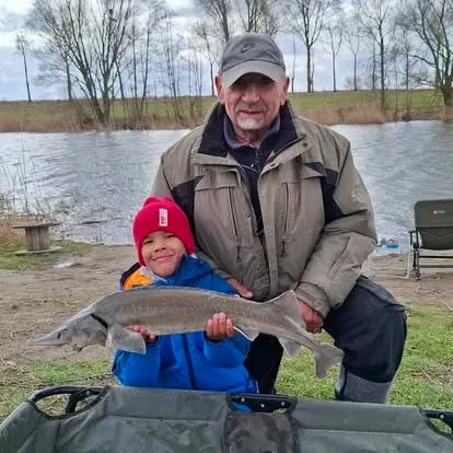 Angler mit einem kapitalen Karpfen vom Łowisko Małe Samsieczno (2)