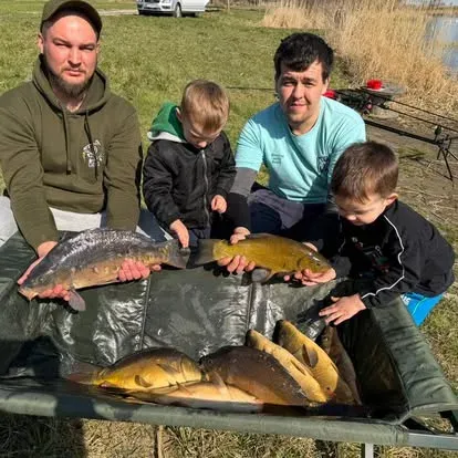 Angler mit einem kapitalen Karpfen vom Łowisko Małe Samsieczno (17)