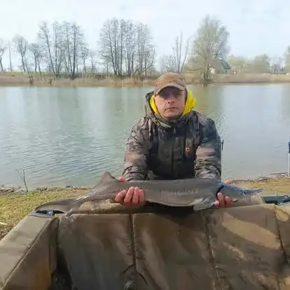 Wędkarz z okazowym karpiem złowionym na Łowisku Małe Samsieczno (21)