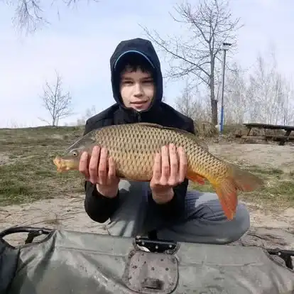Wędkarz z okazowym karpiem złowionym na Łowisku Małe Samsieczno (32)
