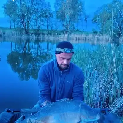 Wędkarz z okazowym karpiem złowionym na Łowisku Małe Samsieczno (42)