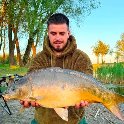 Angler mit einem kapitalen Karpfen vom Łowisko Małe Samsieczno (44)